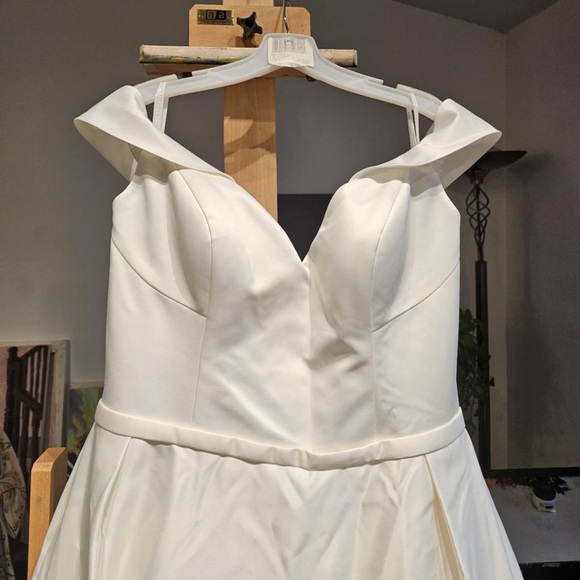 NWOT David’s Bridal Satin Off-The-Shoulder Wedding Dress Sz 12 - Picture 5 of 13